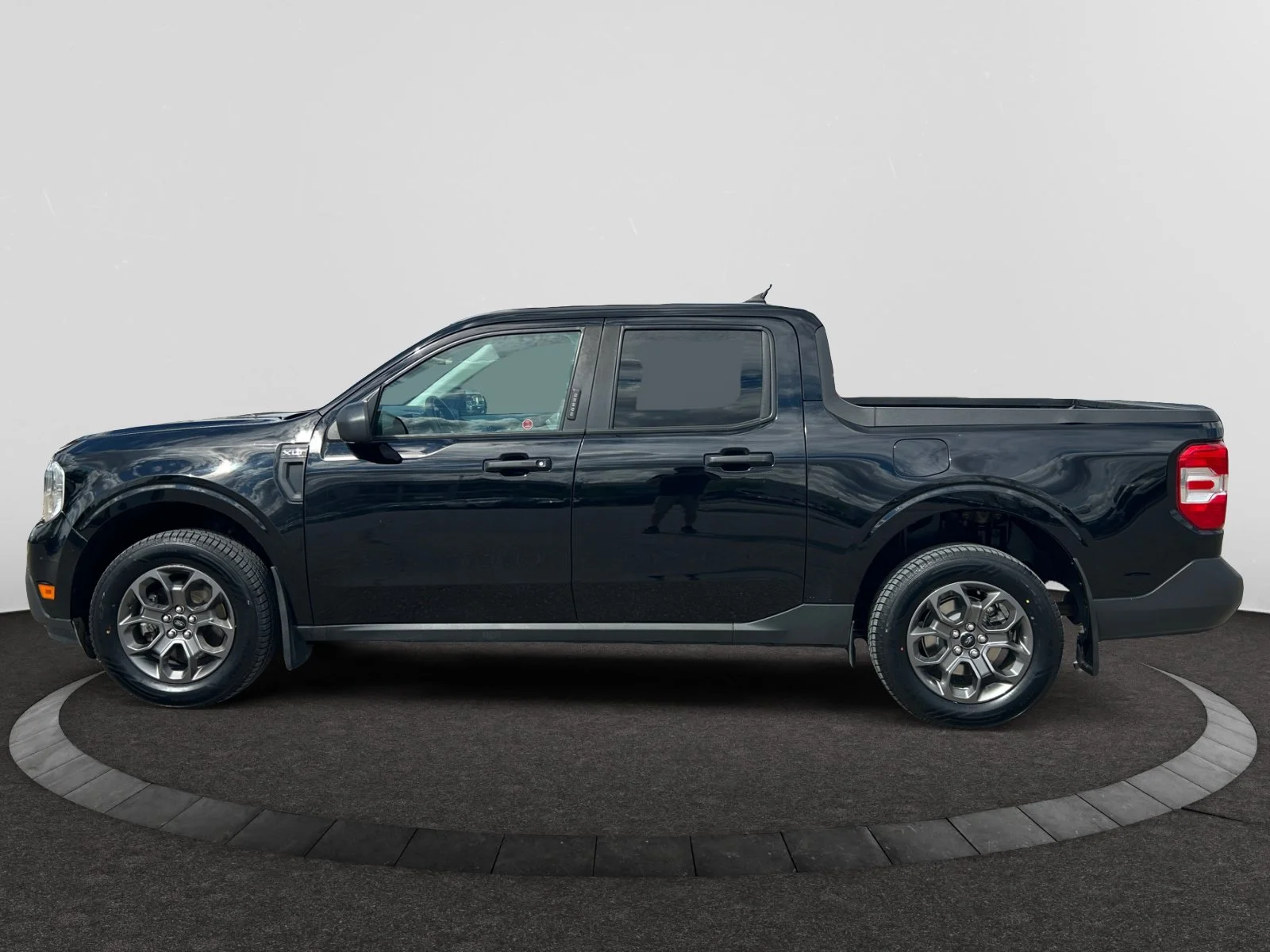 Used 2022 BLACK Ford XLT SuperCrew   AWD image 2