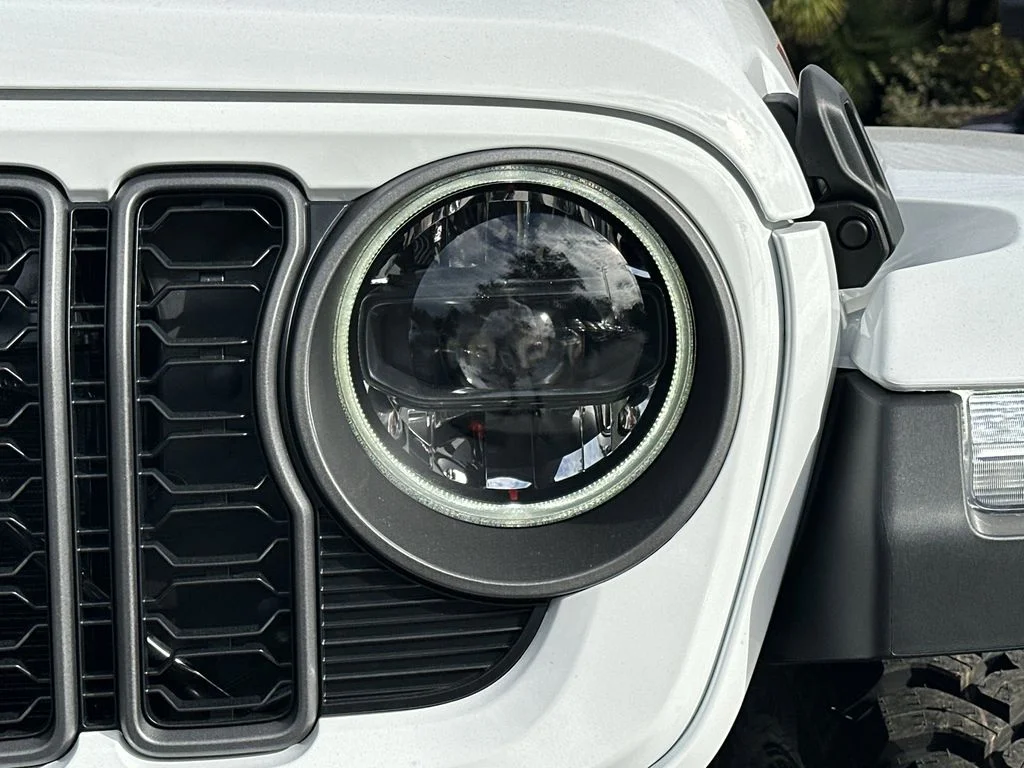 New 2026 Bright White Clear-Coat Exterior Paint Jeep Mojave X image 7