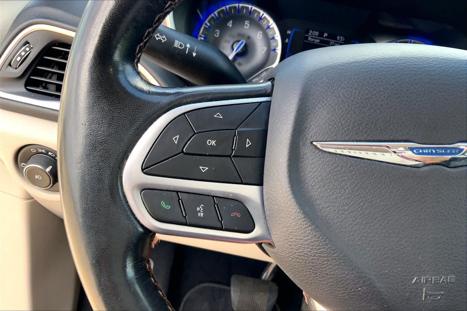 Used 2020 Brilliant Black Crystal Pearlcoat Chrysler Touring L image 22