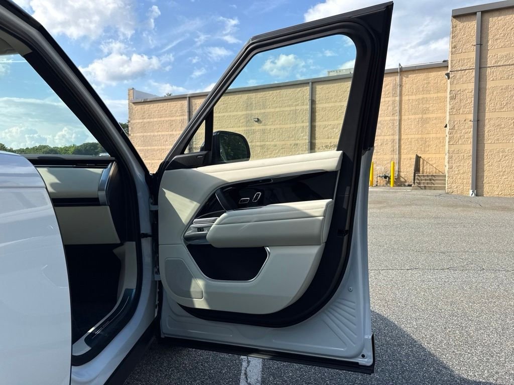 New 2026 Fuji White Land Rover SE image 16