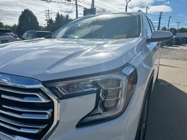 Used 2024 White GMC SLT image 57