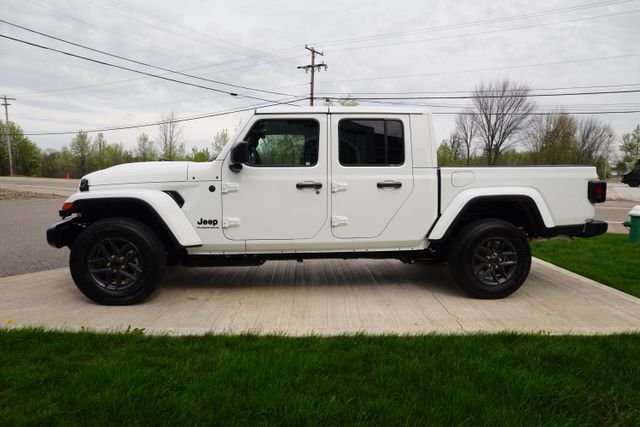 New 2026 Bright White Clearcoat Jeep Sport S image 31