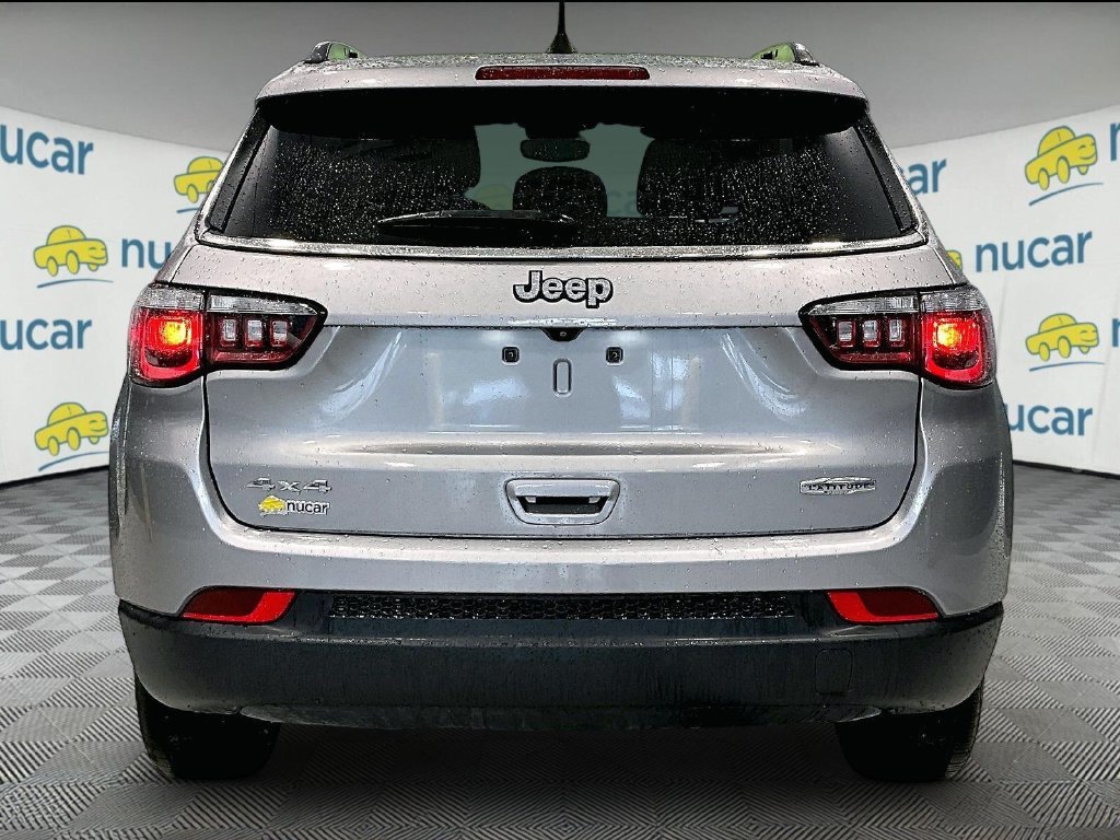 Used 2022 Silver Jeep Latitude image 5