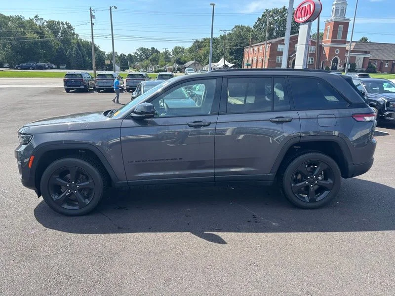 Used 2023 Gray Jeep Altitude X image 5