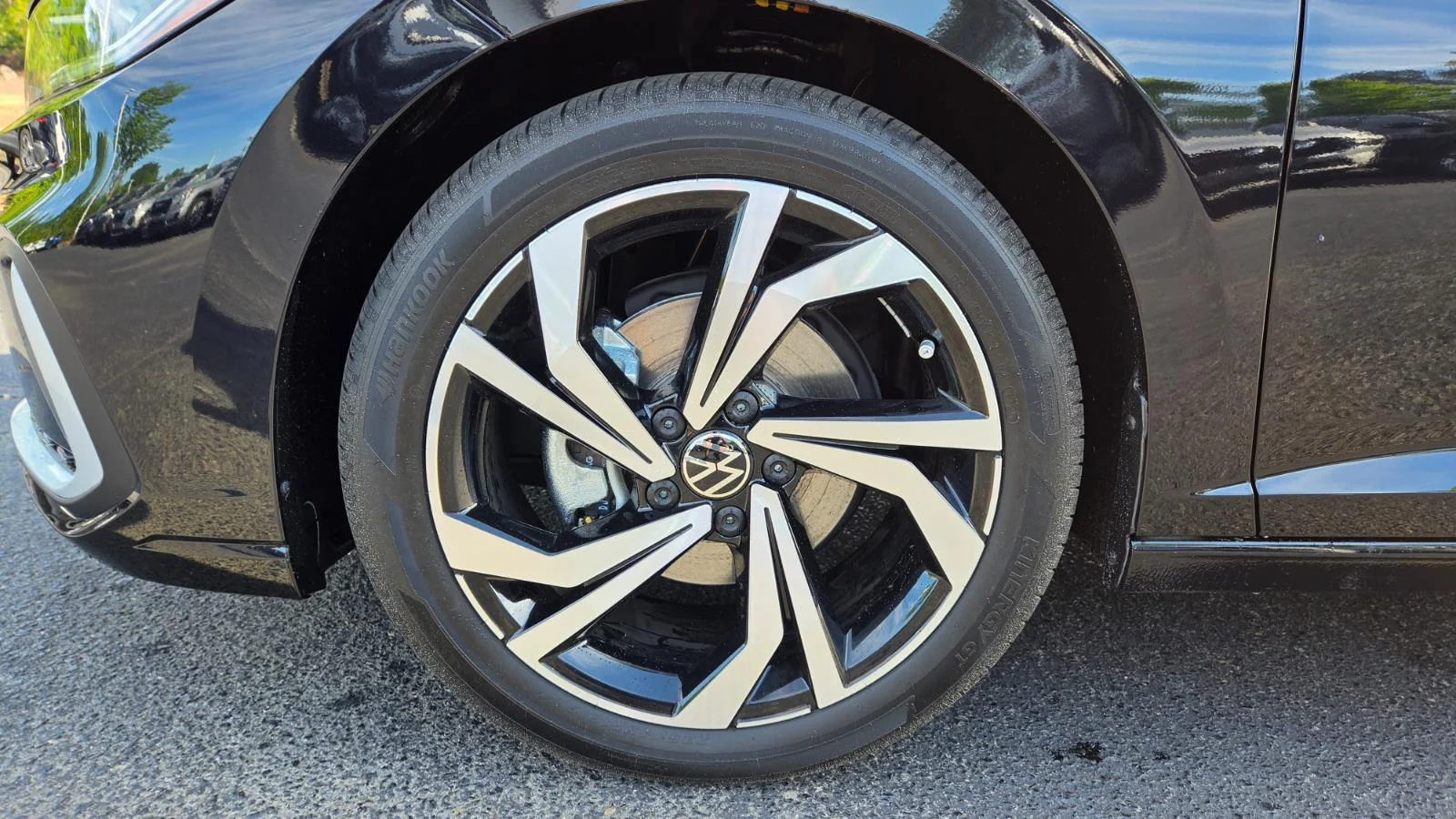 New 2026 Deep Black Pearl Volkswagen SEL image 10