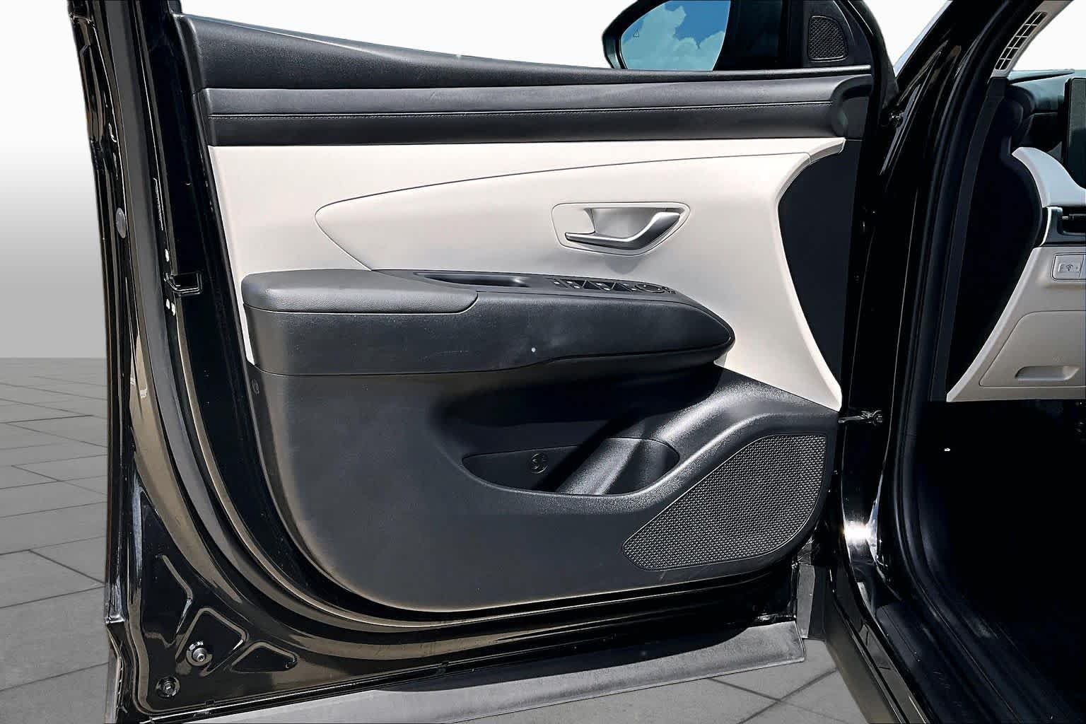 Used 2025 Phantom Black Hyundai SE image 21