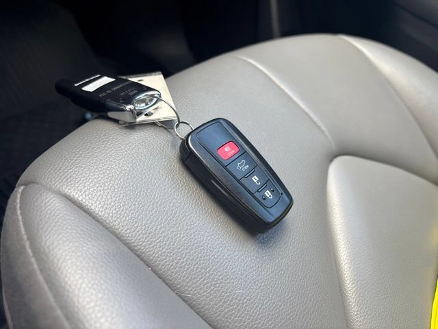 Used 2022 Amber Toyota XLE image 22