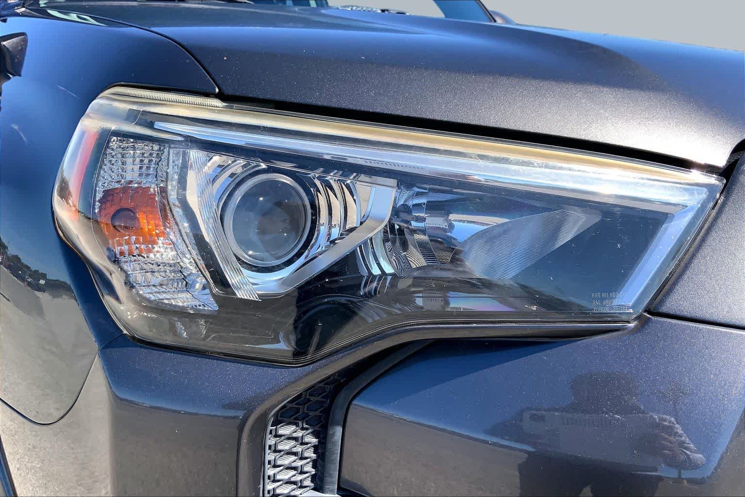 Used 2018 Magnetic Gray Metallic Toyota SR5 Premium image 27