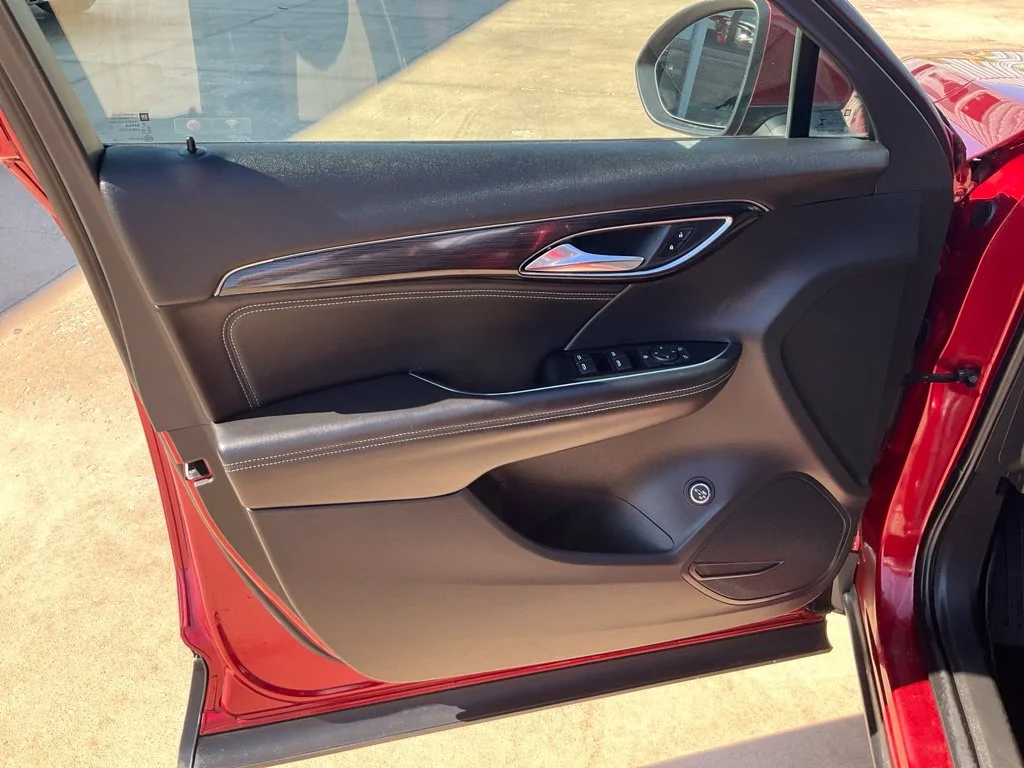Used 2022 Red Buick Preferred image 4