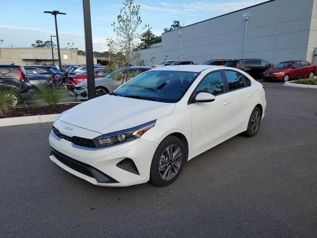 Used 2024 White Kia LXS image 4