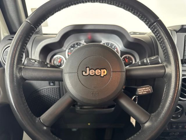 Used 2010 White Jeep Unlimited Rubicon image 16