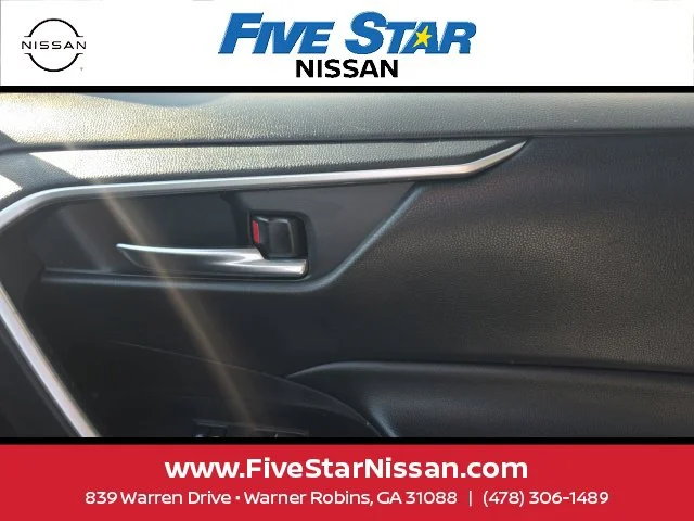 Used 2022  Toyota XLE Premium image 14
