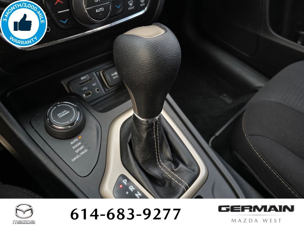 Used 2016 White Jeep Latitude image 26