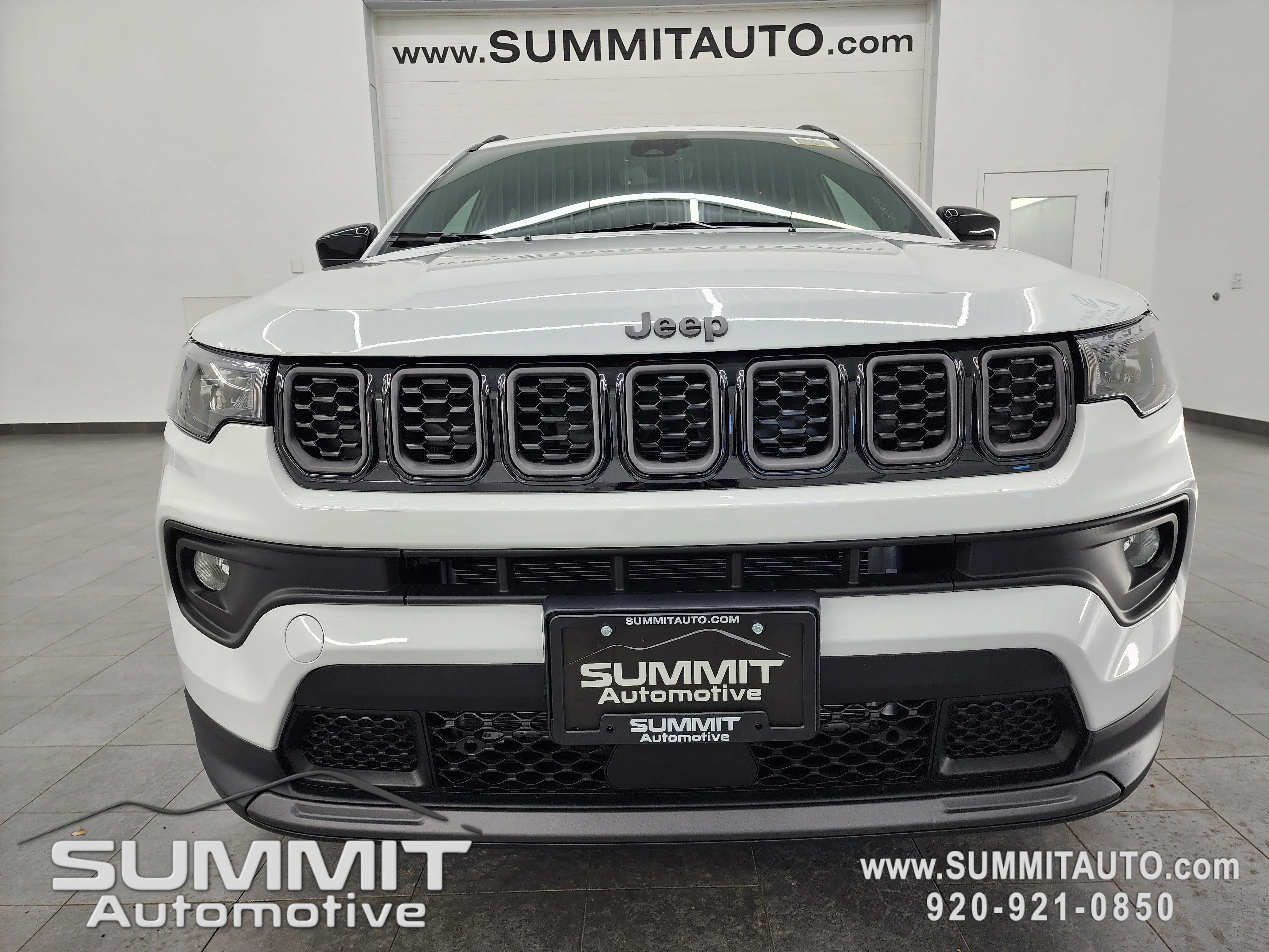 New 2026 Bright White Clear-Coat Exterior Paint Jeep Latitude image 23