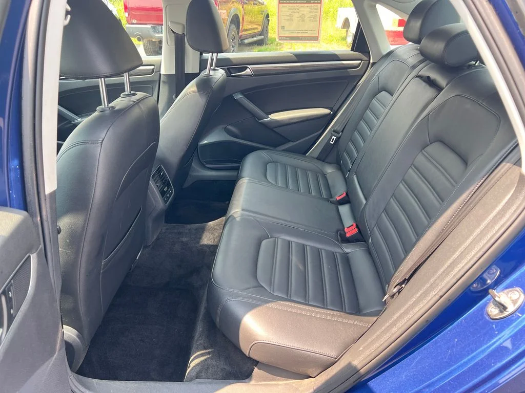 Used 2017 Blue Volkswagen SEL Premium image 36