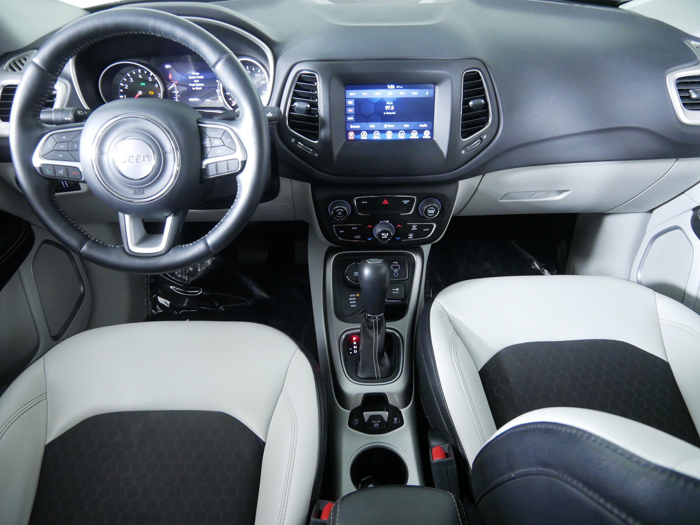 Used 2017 White Clearcoat Jeep Latitude image 10