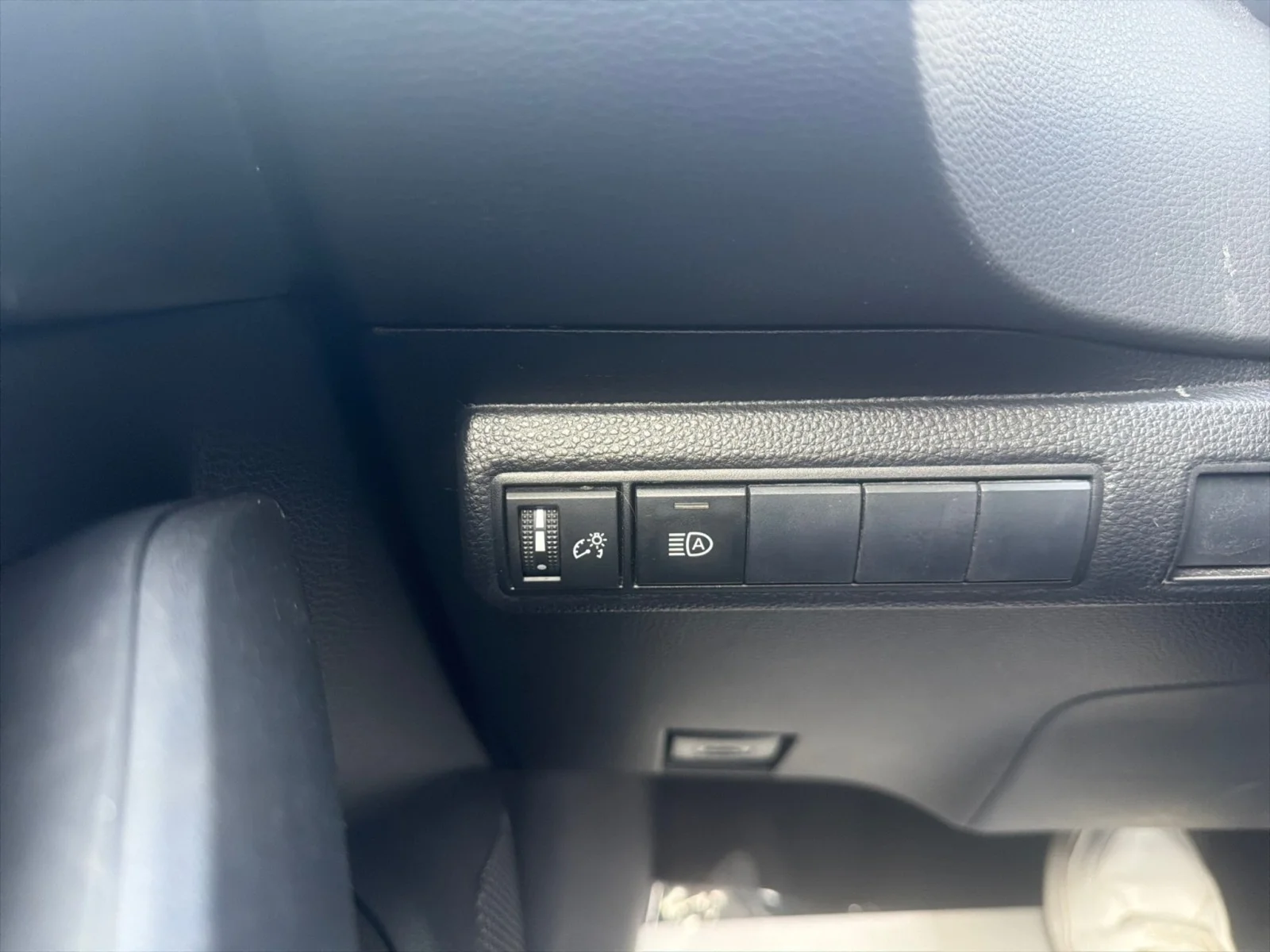 Used 2020 White Toyota LE image 18
