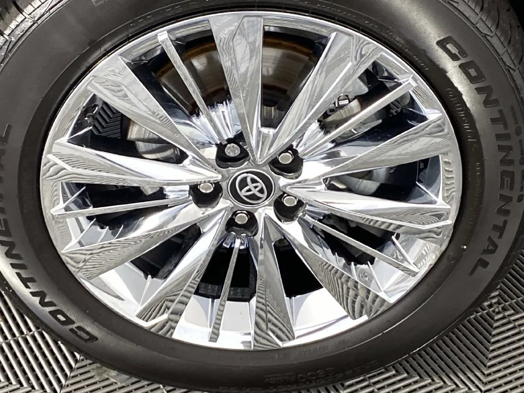 Used 2025 Cloud Toyota Platinum image 33