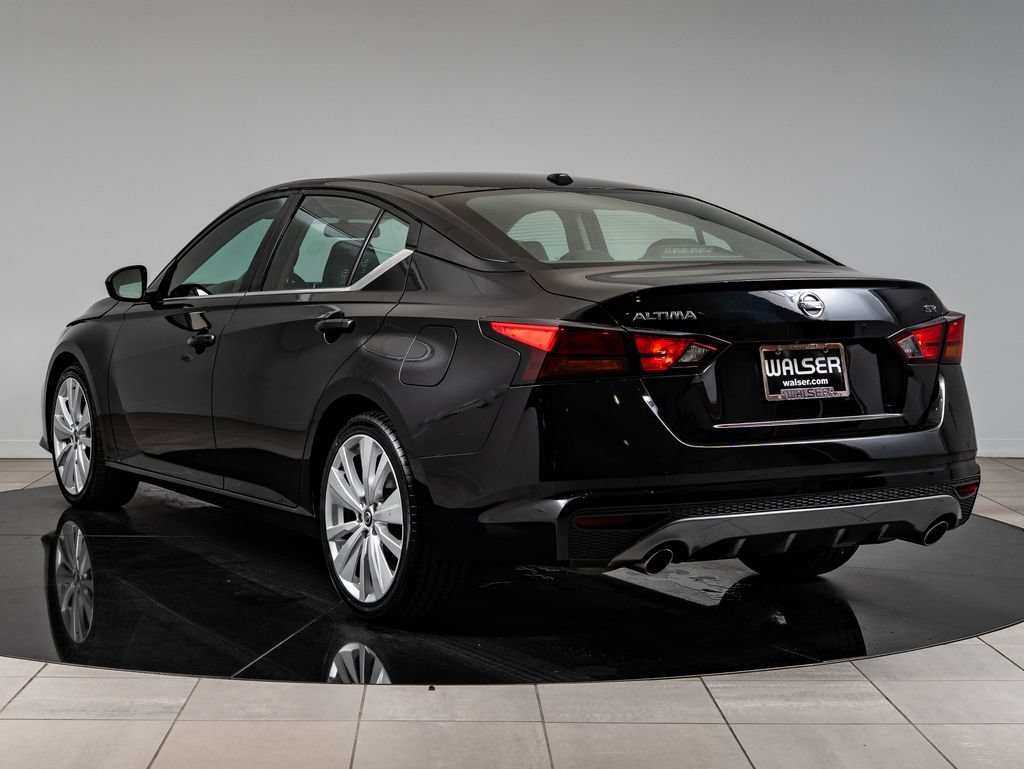 Used 2019 Super Black Nissan 2.5 SR image 6
