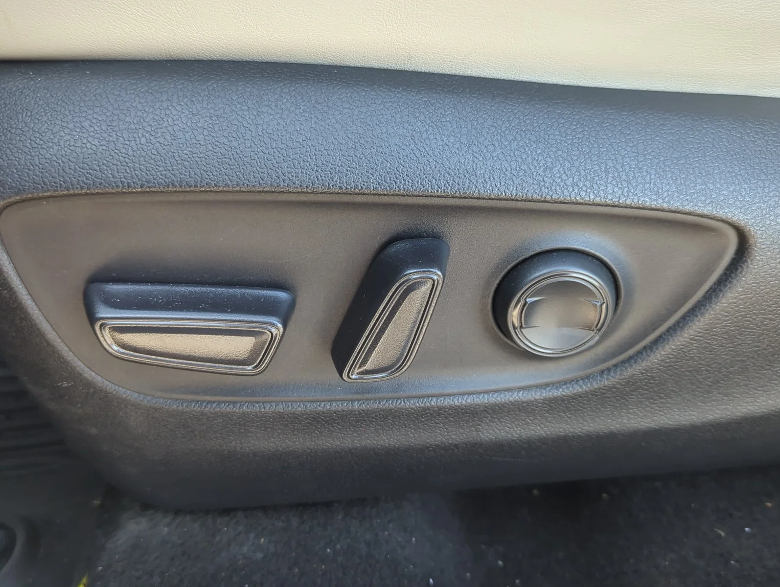 Used 2023 Magnetic Gray Metallic Toyota XLE Premium image 9