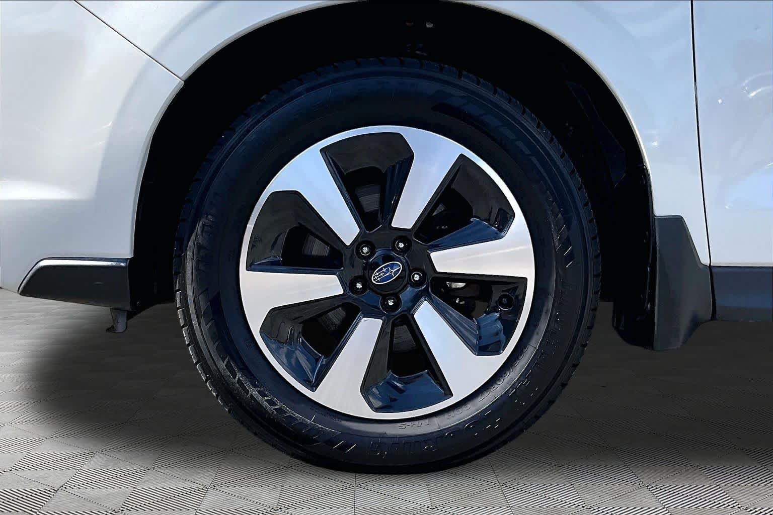 Used 2018 Crystal White Pearl Subaru Limited image 11