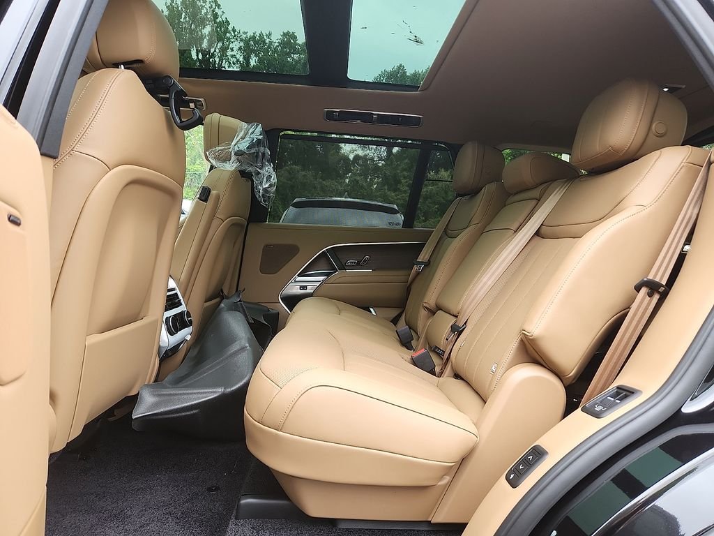 New 2026 Santorini Black Land Rover SE image 5