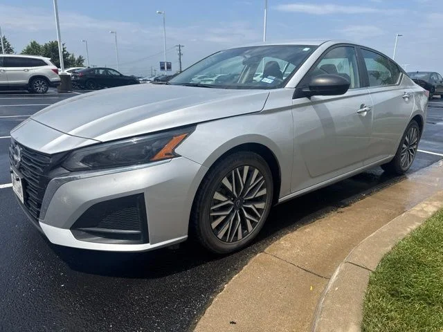 Used 2025 Silver Nissan 2.5 SV image 3