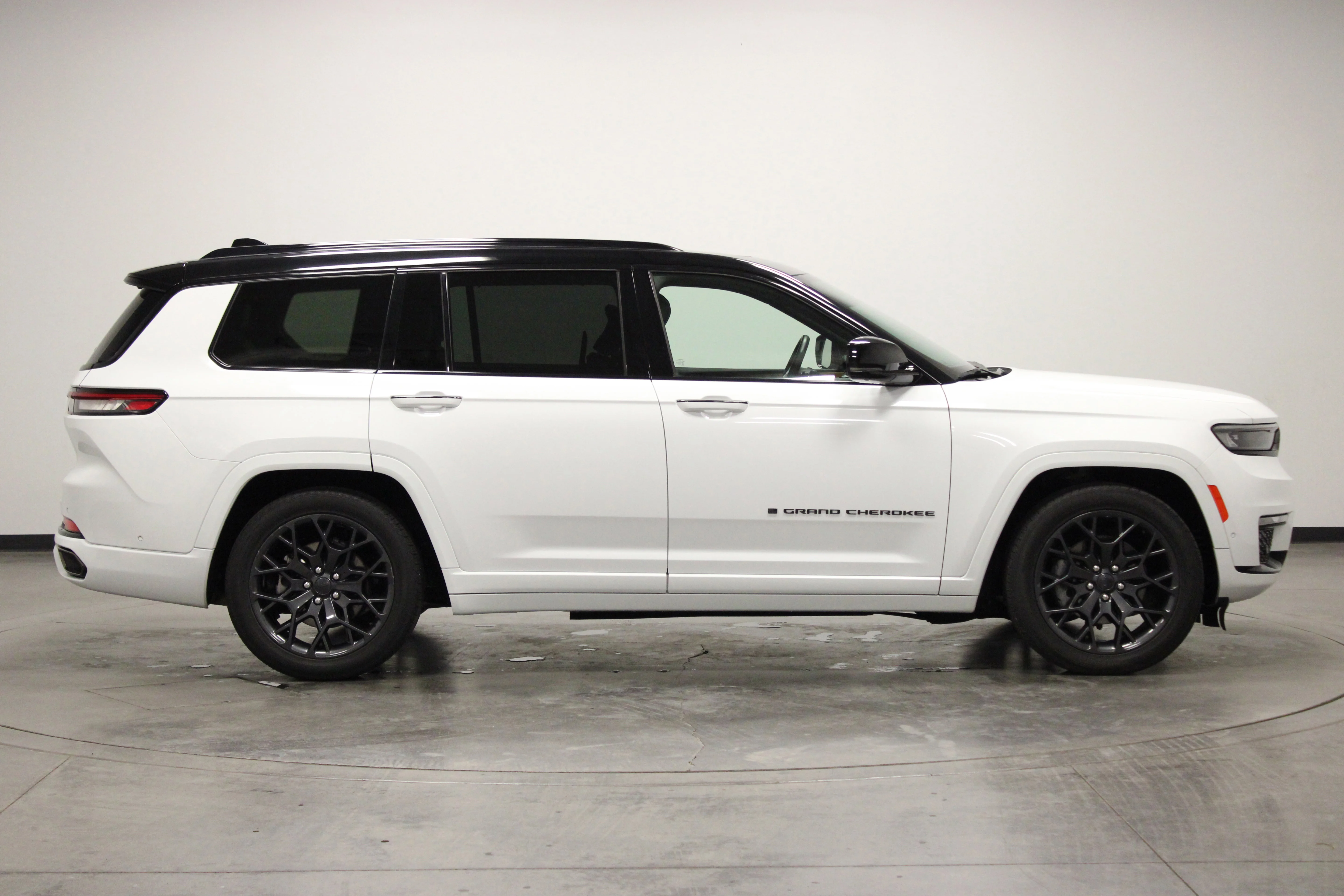 Used 2023 Bright White Clearcoat Jeep Summit image 9