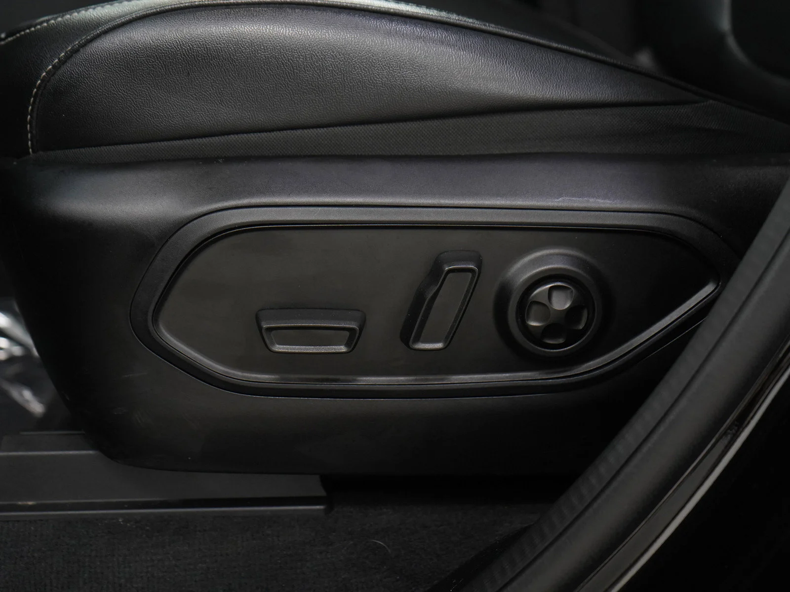 Used 2024 Diamond Black Crystal Pearlcoat Jeep Limited image 29