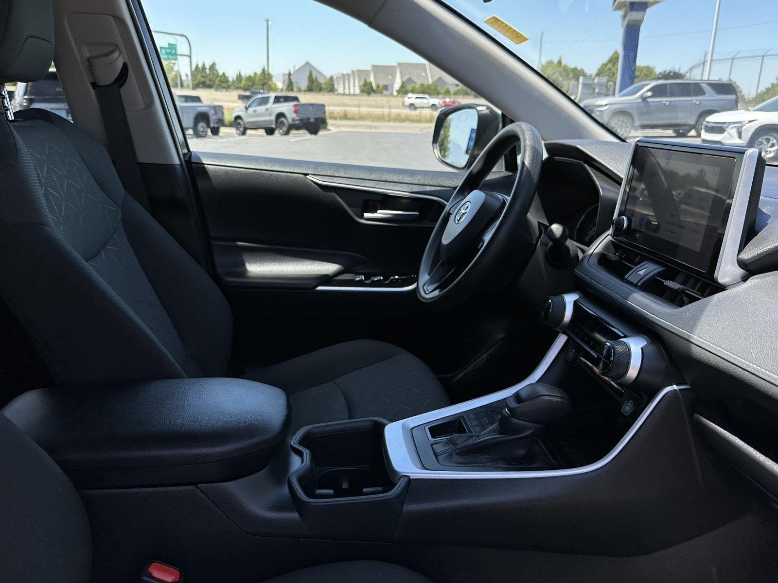 2025 Toyota RAV4 XLE - Photo 38