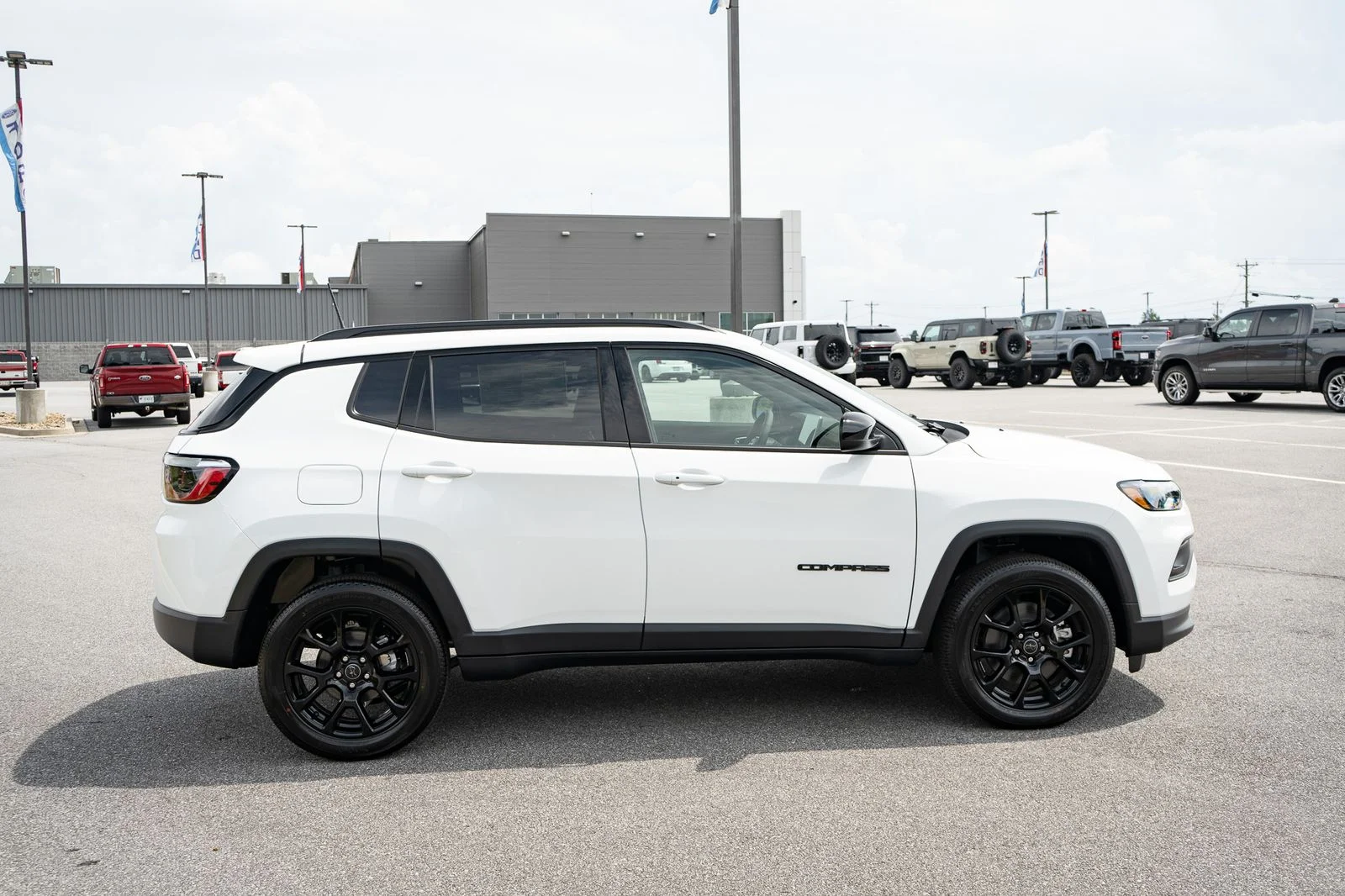 New 2026 Bright White Clear-Coat Exterior Paint Jeep Latitude image 11