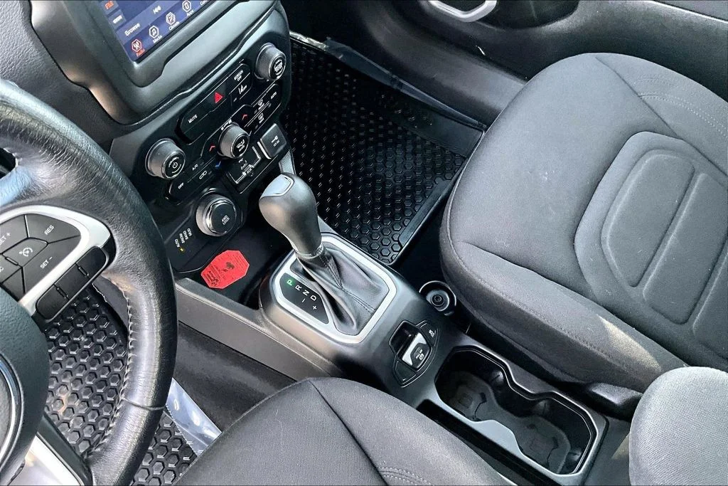 Used 2021 Silver Jeep Latitude image 15