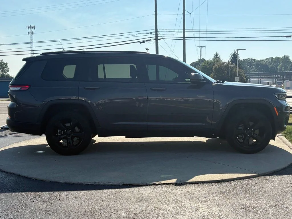 Used 2022 Baltic Gray Metallic Clearcoat Jeep Altitude image 8