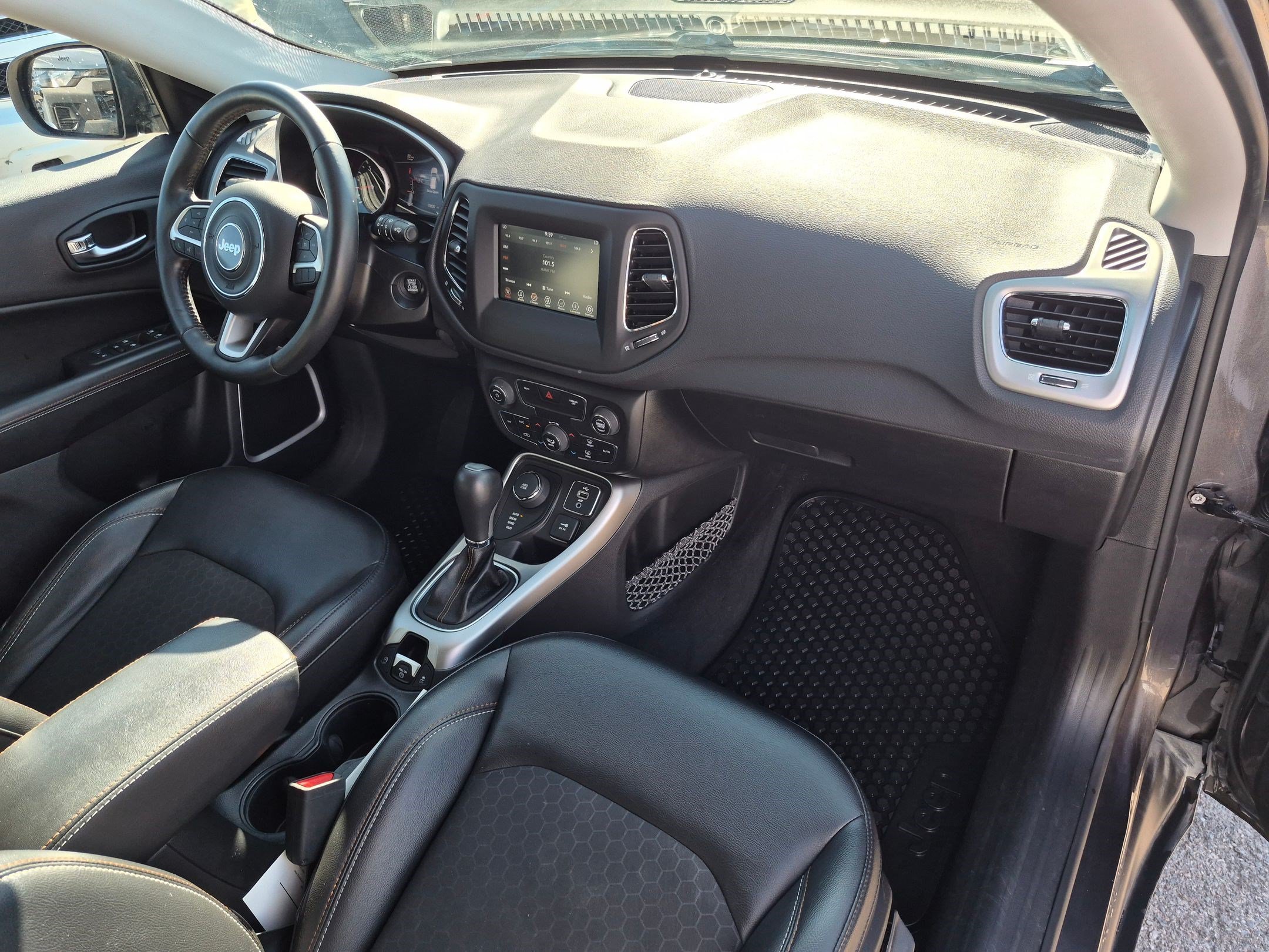 Used 2018 Granite Crystal Metallic Clearcoat Jeep Latitude image 30