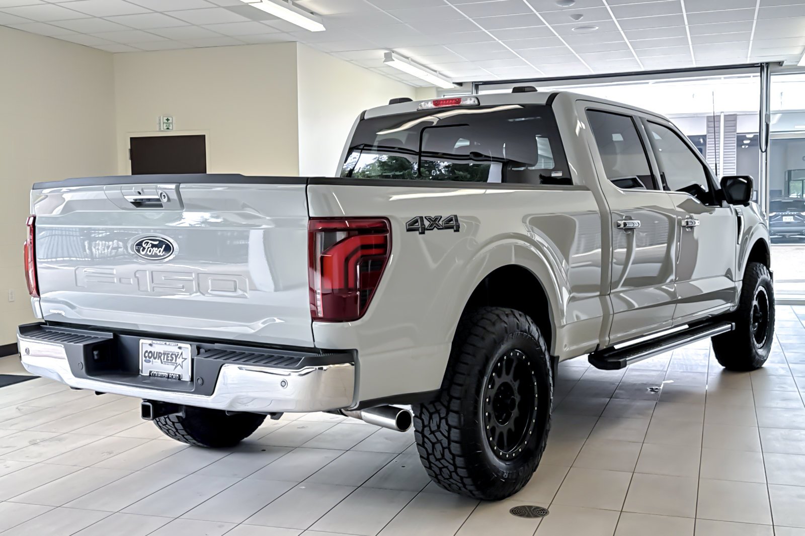 Used 2024 Avalanche Ford LARIAT image 4