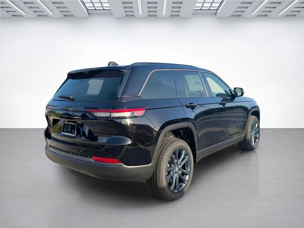 New 2026 Diamond Black Crystal Pearl-Coat Exterior Paint Jeep  image 3