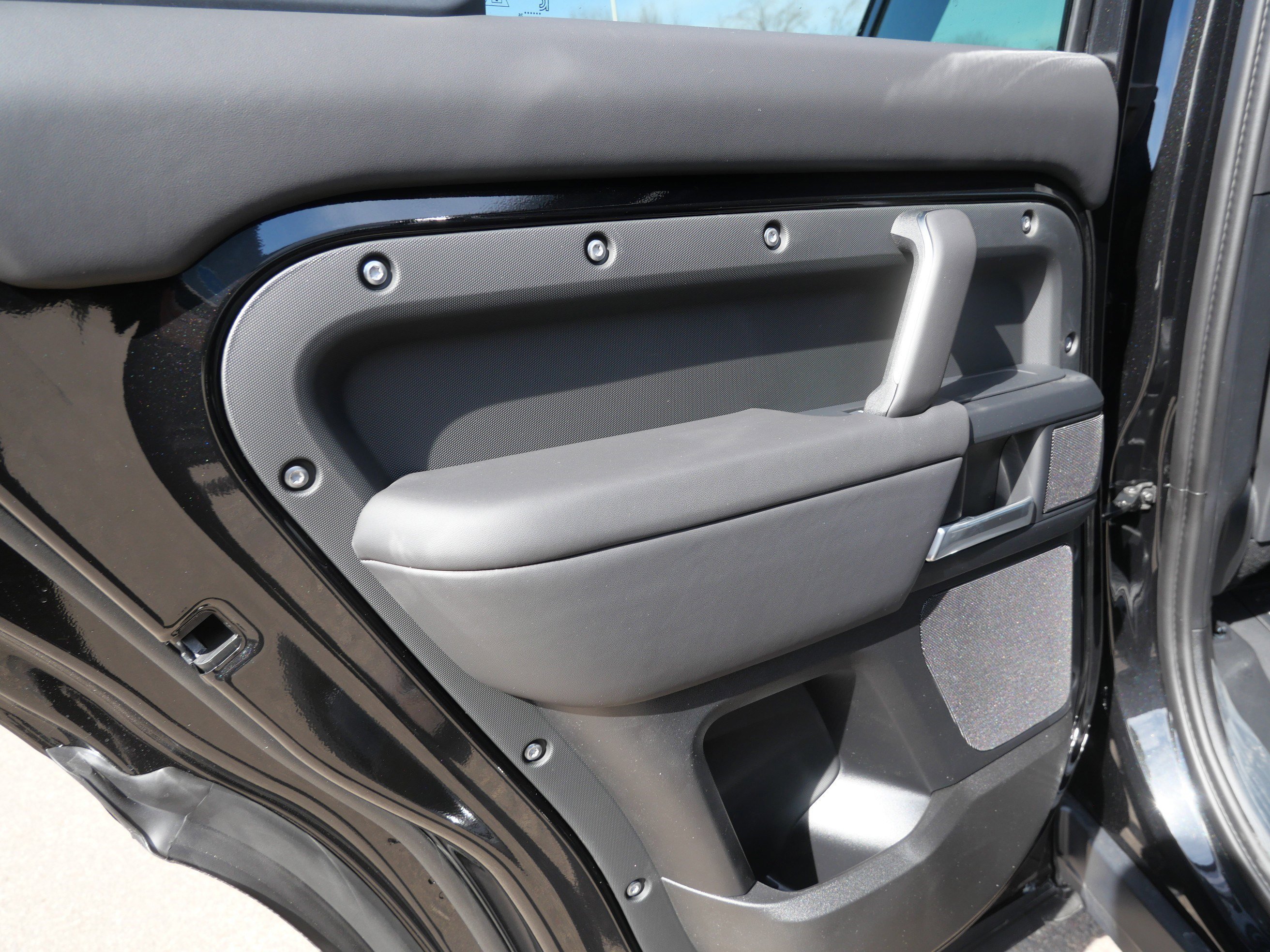 New 2026 Santorini Black Land Rover X-Dynamic SE image 7