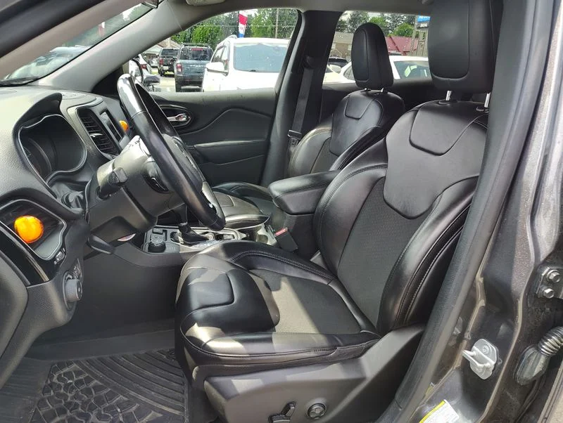 Used 2019 Gray Jeep Latitude Plus image 9