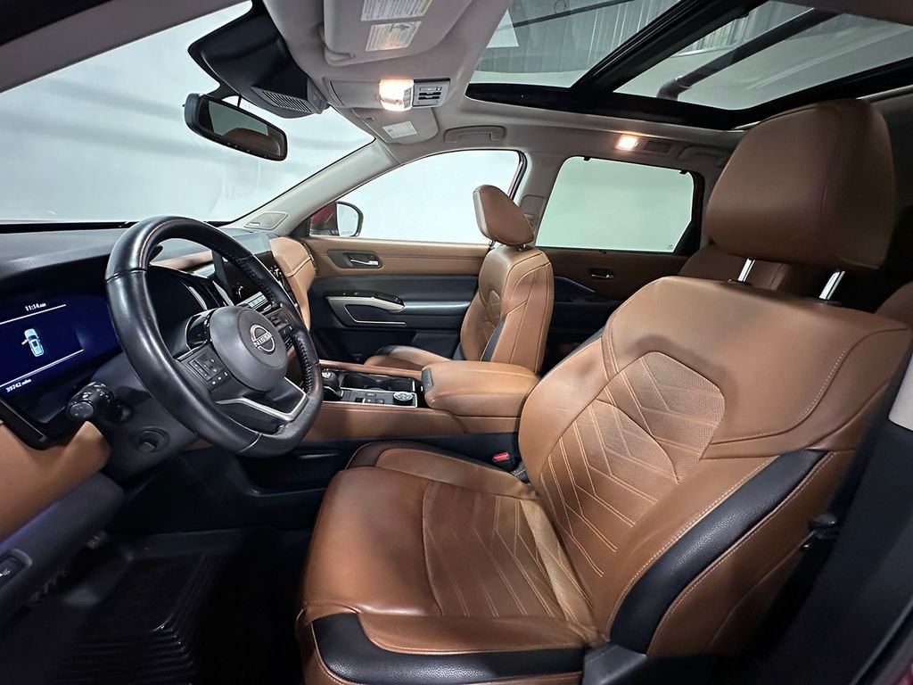 Used 2022 Red Nissan Platinum image 3