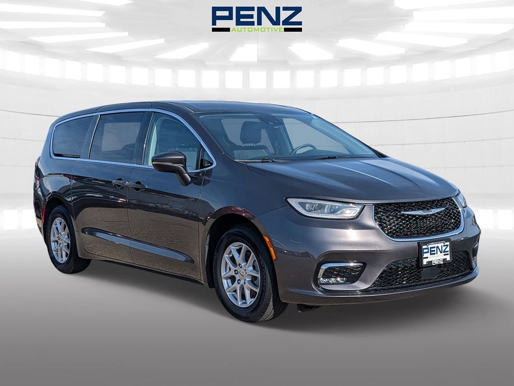2023 Chrysler Pacifica Touring L's photo