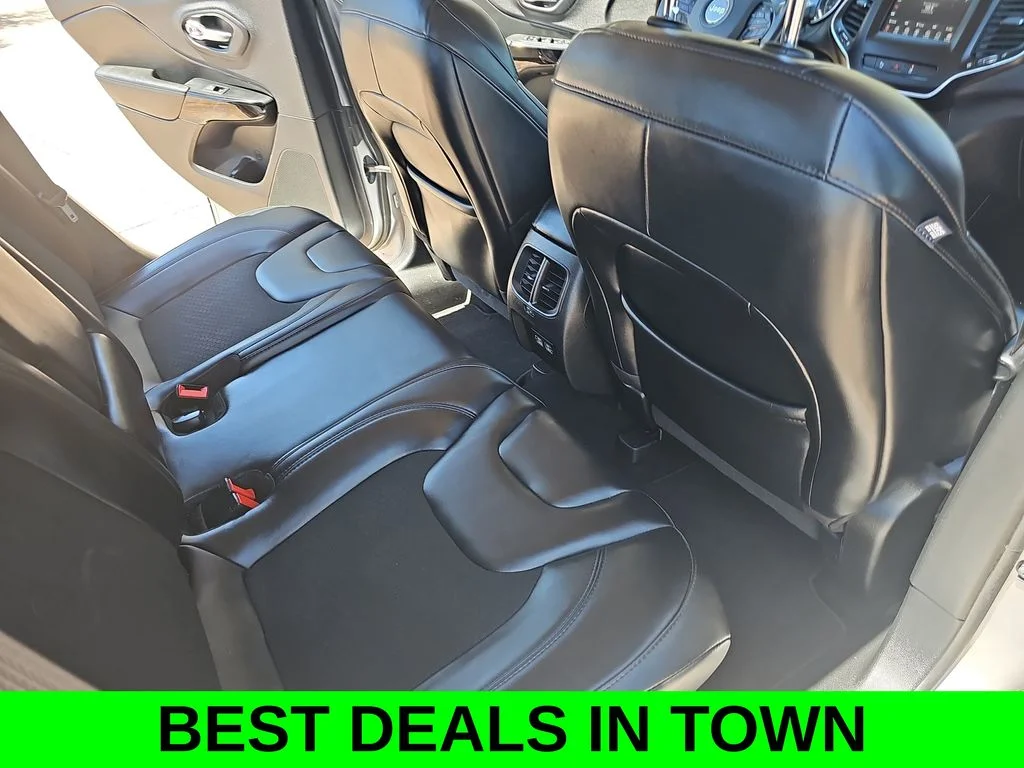 Used 2021 Silver Jeep Latitude Plus image 11