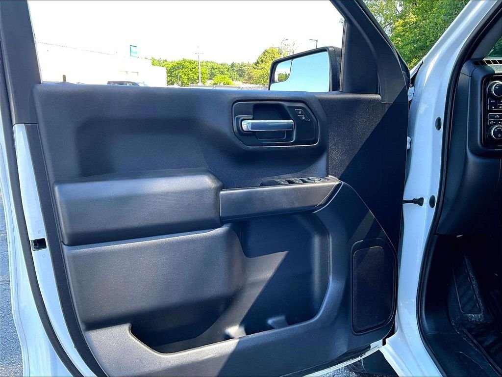 Used 2023 White Chevrolet Custom image 9
