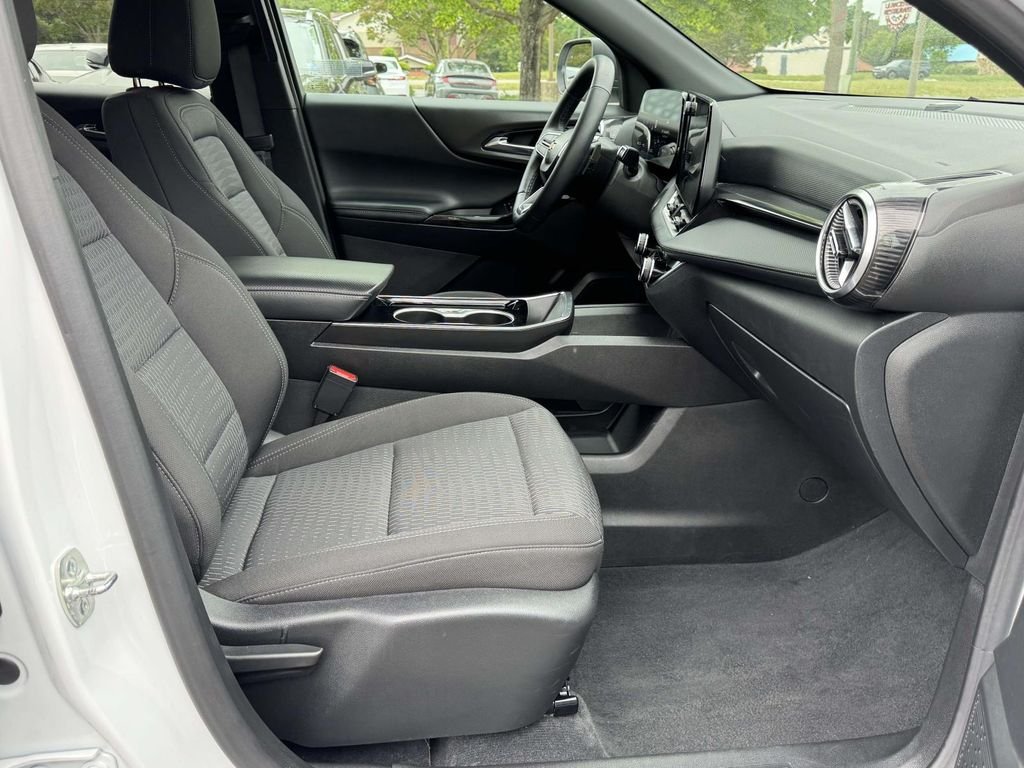 Used 2025 White Chevrolet LT image 13