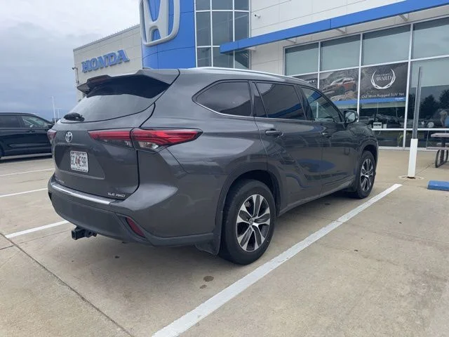 Used 2020 Gray Toyota XLE image 4