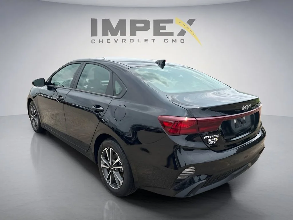 Used 2024  Kia LXS image 3