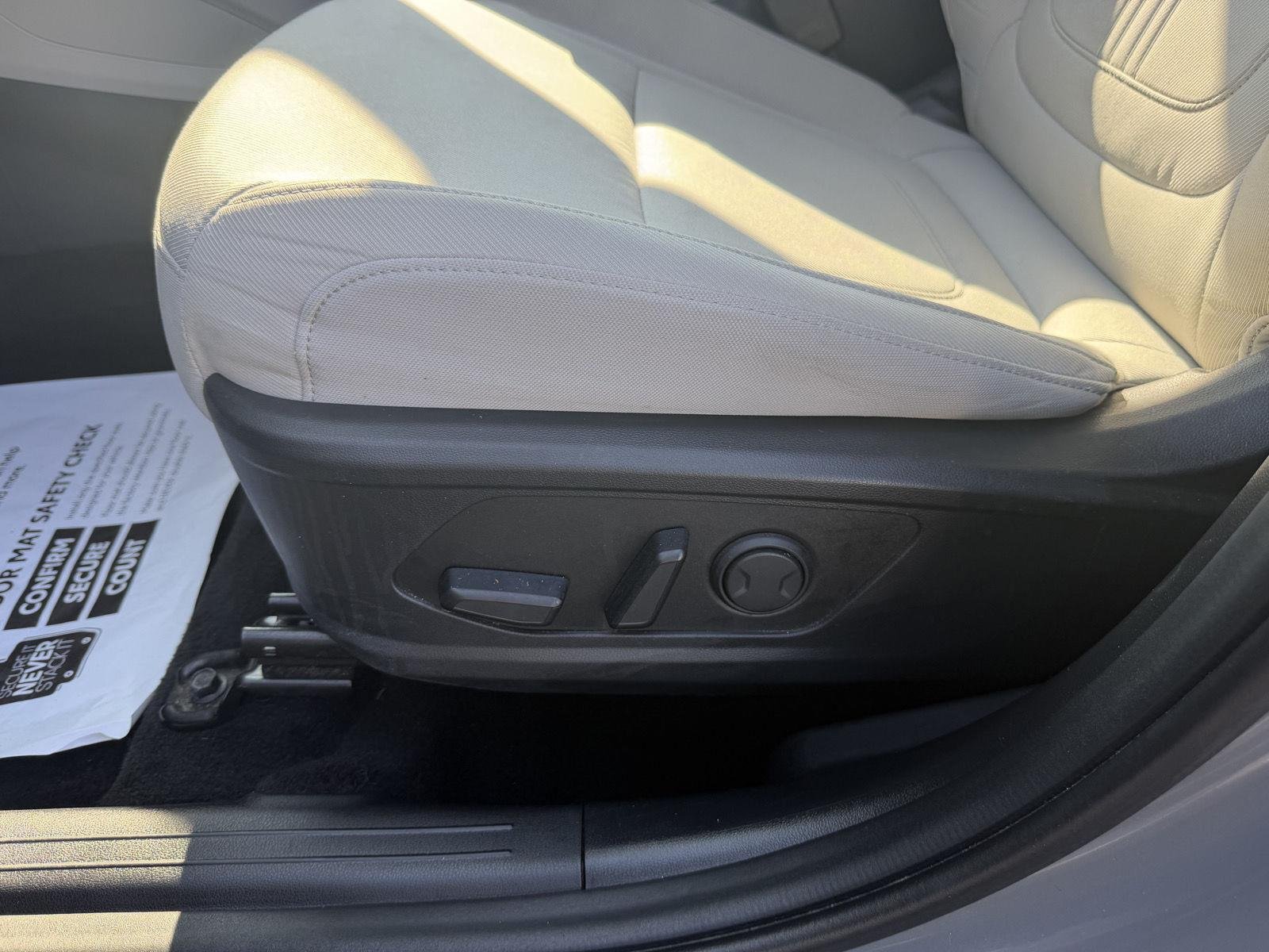 Used 2025 Hampton Gray Hyundai SEL image 11
