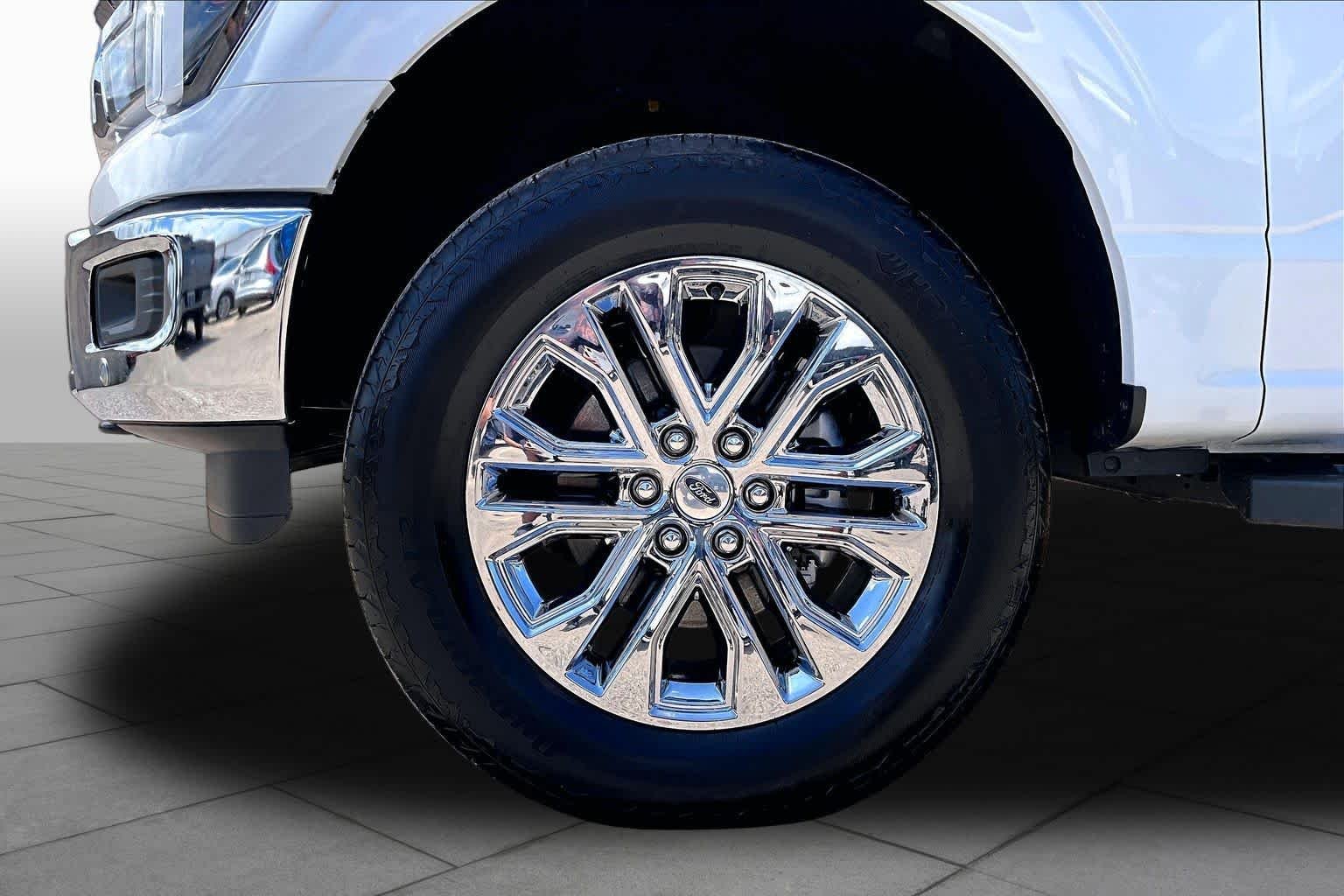 Certified Used 2025 Oxford White Clearcoat Ford LARIAT image 15