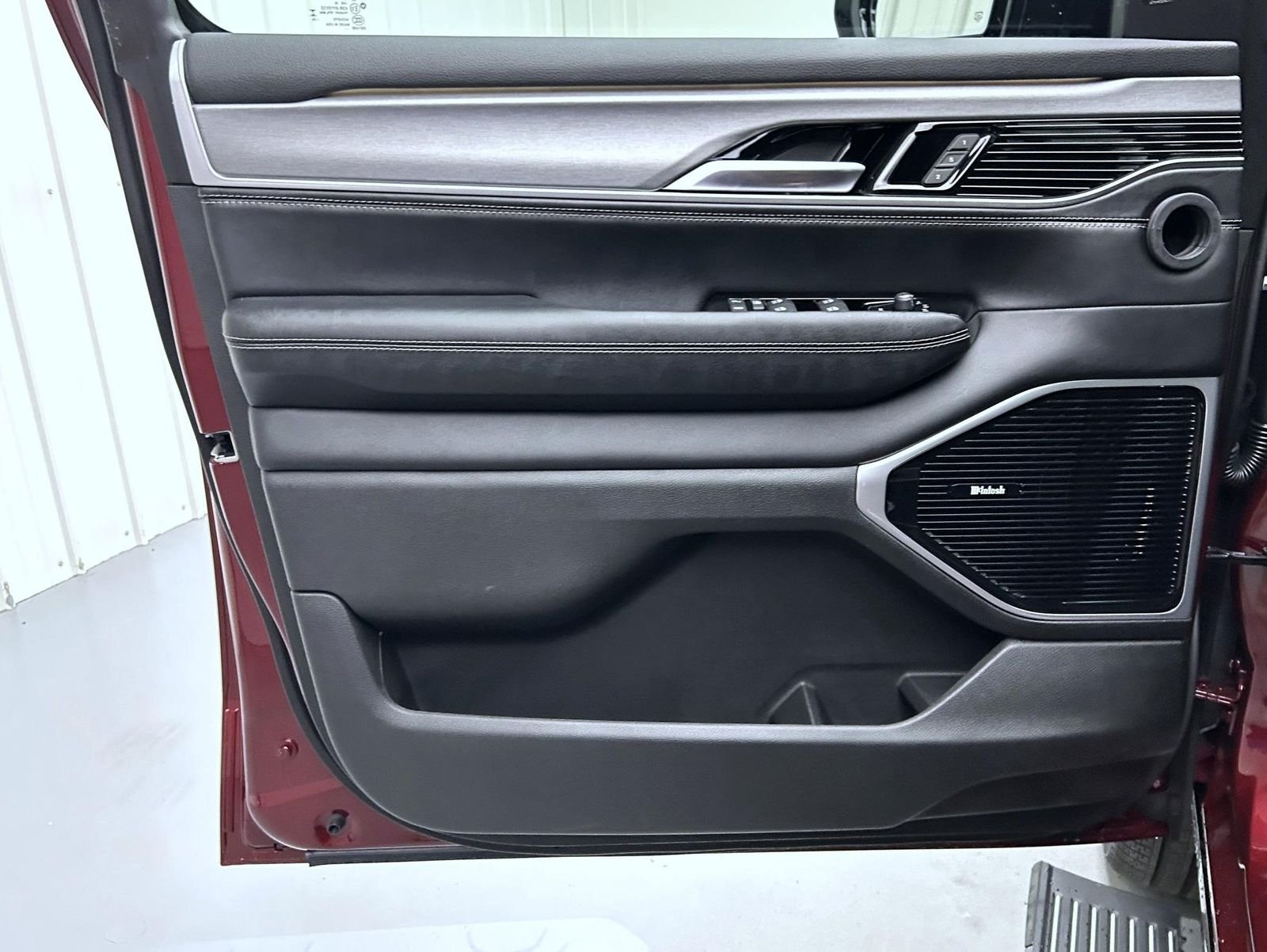 New 2026 Velvet Red Pearl-Coat Exterior Paint Jeep Limited Reserve image 9