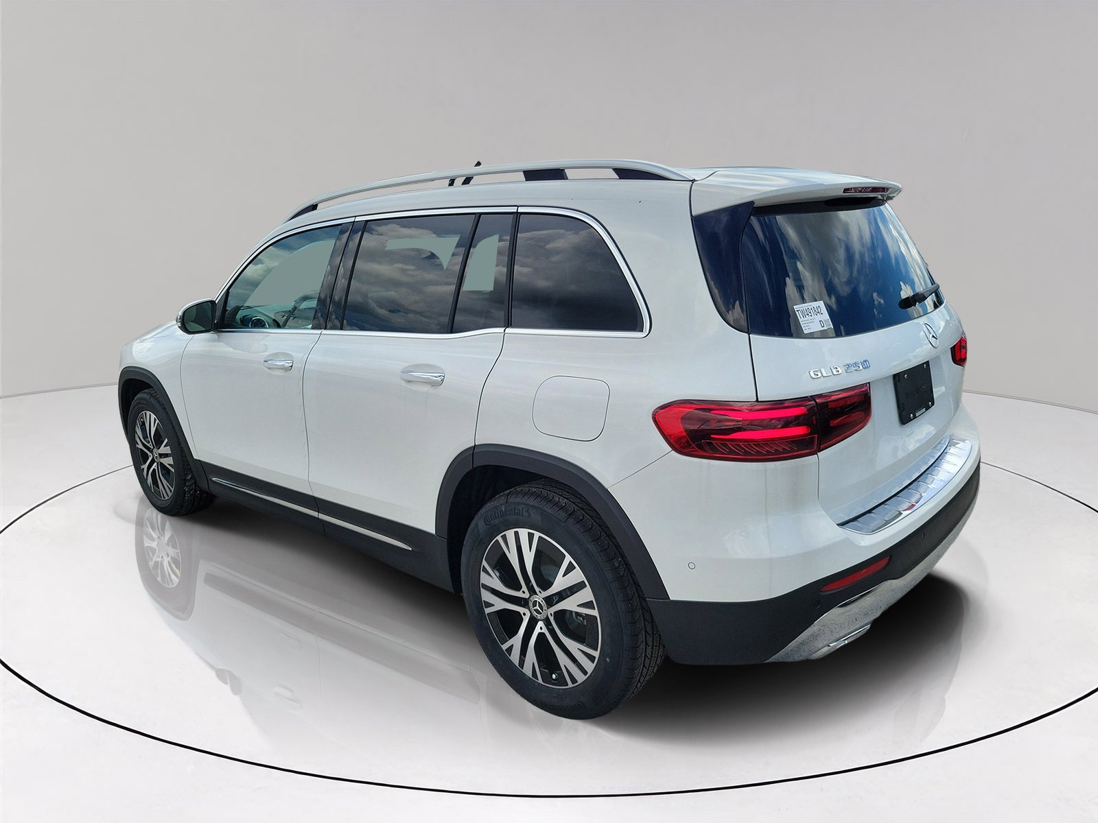 New 2026 Polar White Mercedes-Benz GLB 250 image 4