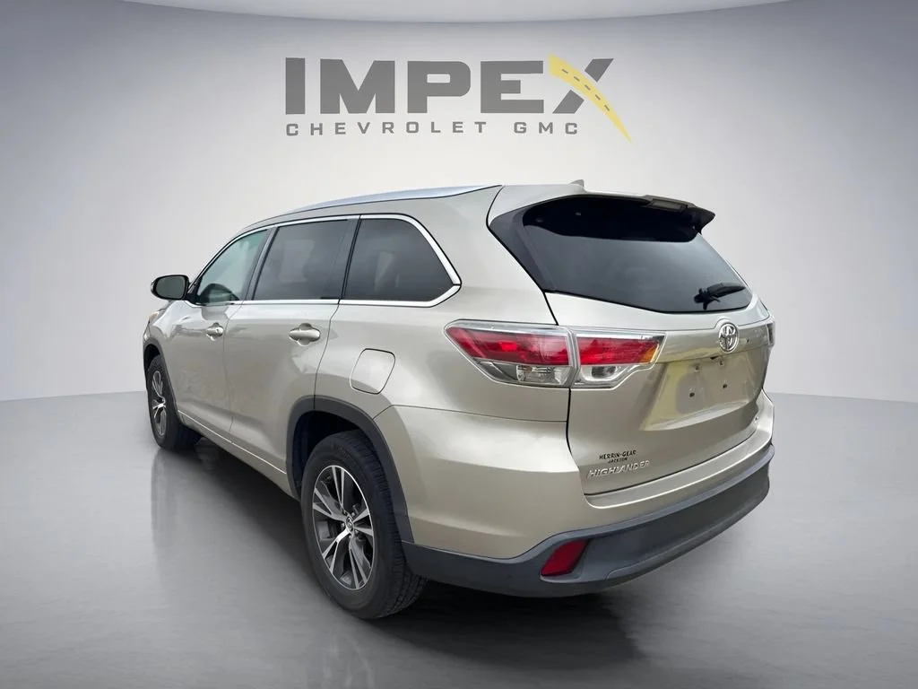 Used 2016  Toyota XLE image 3